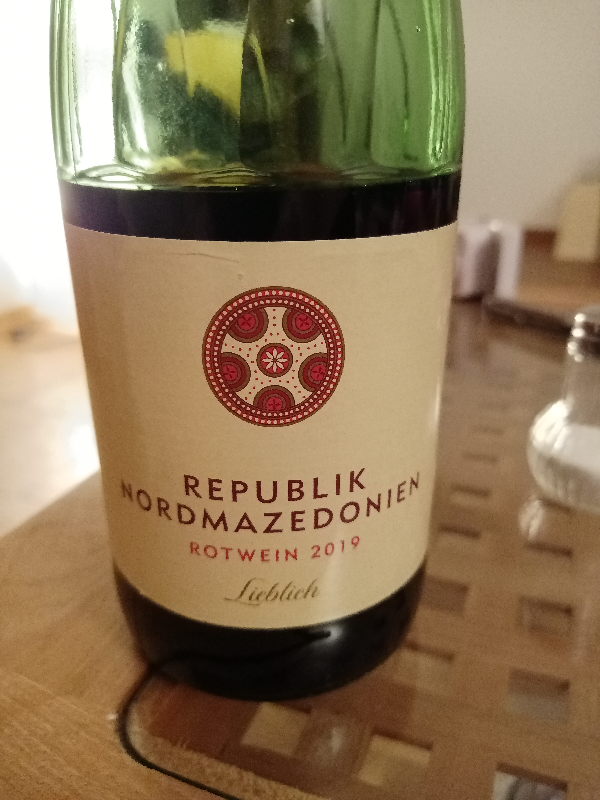 A photograph of a bottle of wine labelled 'Republik Nordmazedonien'